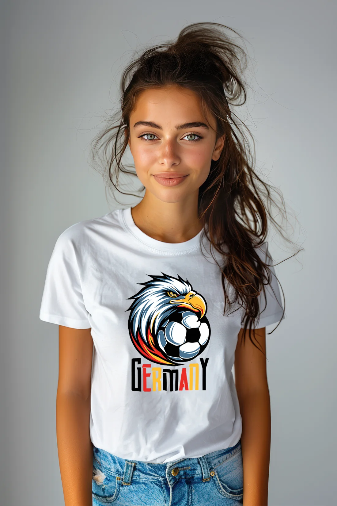 Frau mit Deutschland-T-Shirts-Fussball-Adler